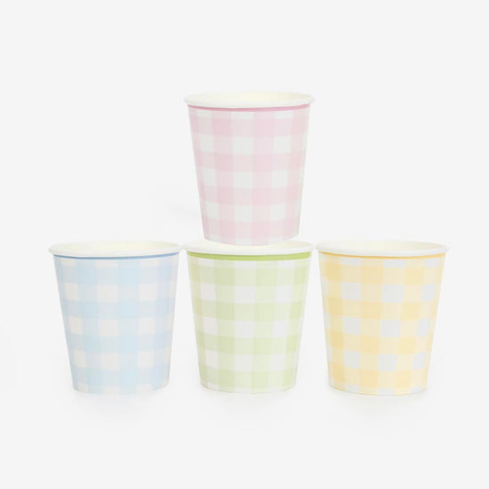 8 gobelets vichy pastel pour une table d'anniversaire retro et pastel