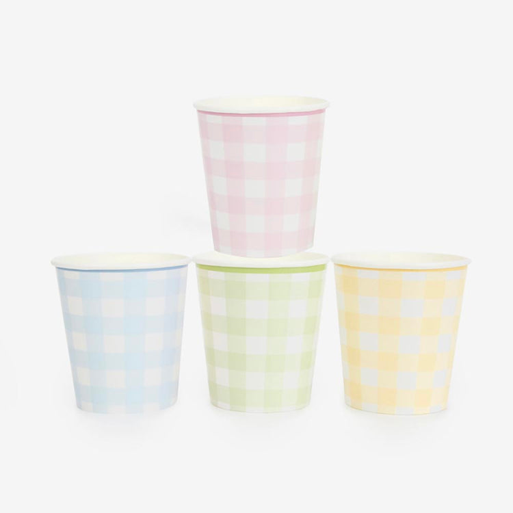 8 gobelets vichy pastel pour une table d'anniversaire retro et pastel