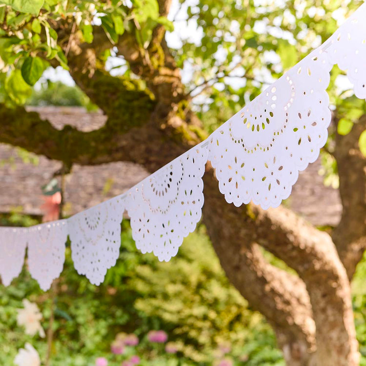 Déco suspendue broderie anglaise, charme vintage