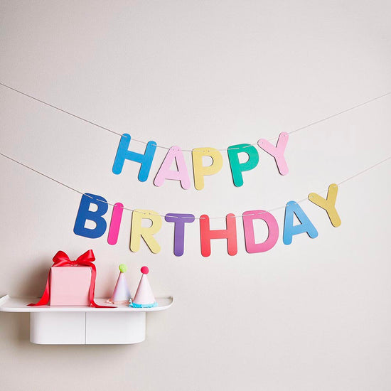Déco "Happy Birthday" arc-en-ciel pour fête d’enfant