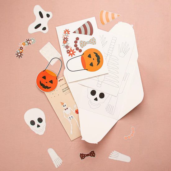 Décoration pour fête halloween : 2 squelettes en papier à suspendre