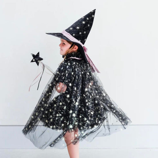 Cape tulle noire étoilée : déguisement sorcière enfant