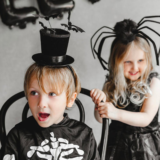 serre-tête haut-de-forme et chauves-souris pour un déguisement d'halloween facile