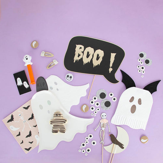 Décoration de table d'Halloween avec des assiettes fantôme