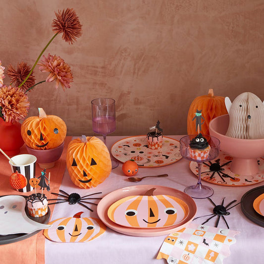 Platos de papel de calabaza a rayas - Decoración de mesa de Halloween