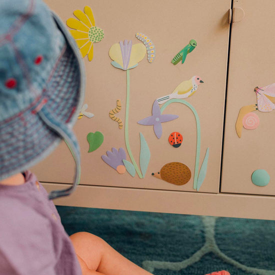 Jeu magnétique sur le thème du jardin : fleurs et insectes, idée cadeau anniversaire enfant