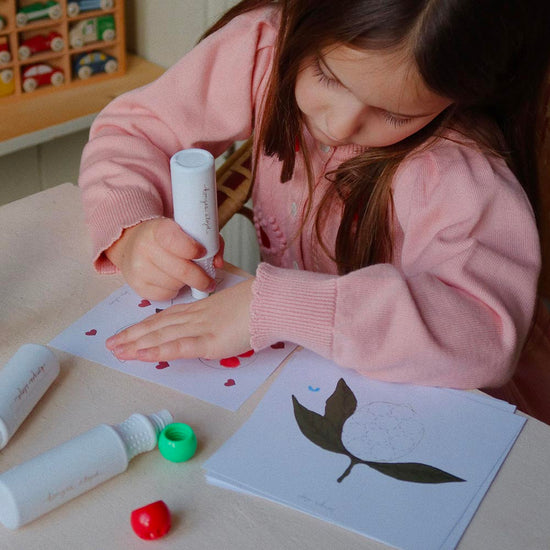 cahier d'activité avec crayons marqueurs : idée cadeau de Noël enfant