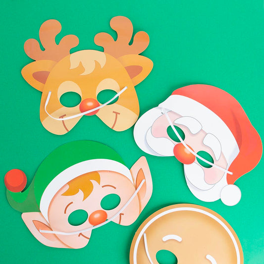 Accesorio navideño: máscaras con forma de personajes navideños.