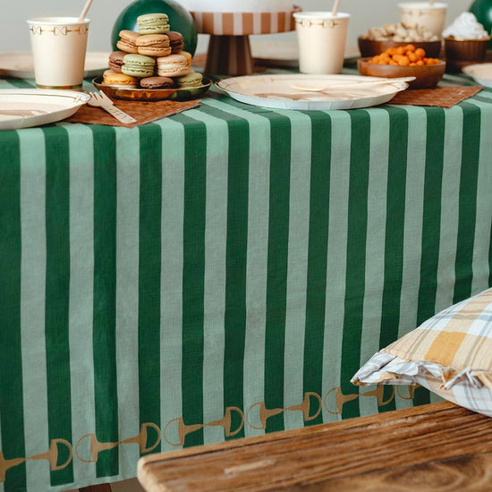 detail nappe en papier rayures vertes et étriers dorés