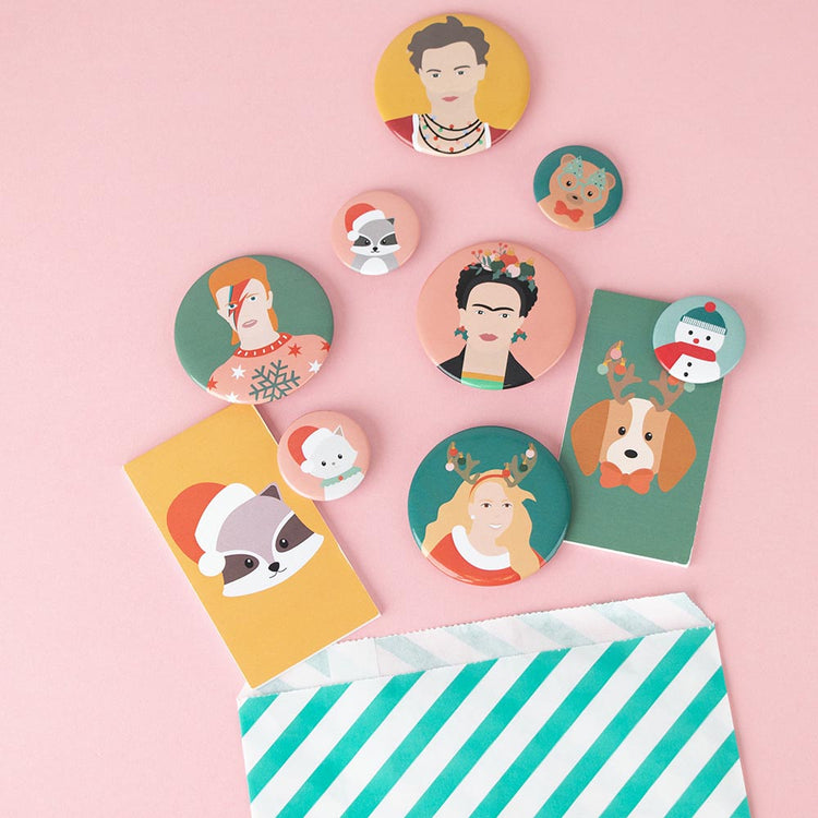 badges pop star harry style, bowie et Mariah a offrir secret santa