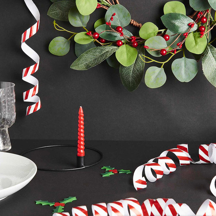 Idée décoration de Noël avec des serpentins rouge et blanc