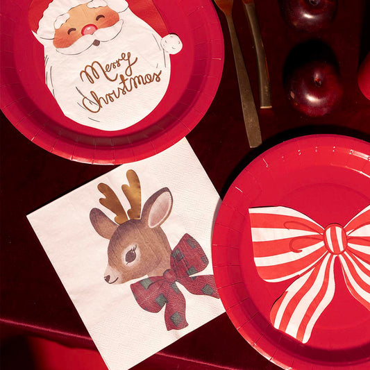 serviettes en papier noeuds rouges  mélanger avec des faons et des sapins de noel
