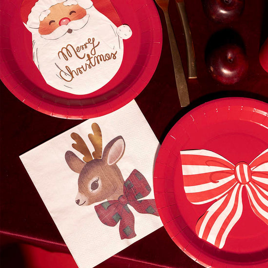 serviettes en papier noeuds rouges  mélanger avec des faons et des sapins de noel
