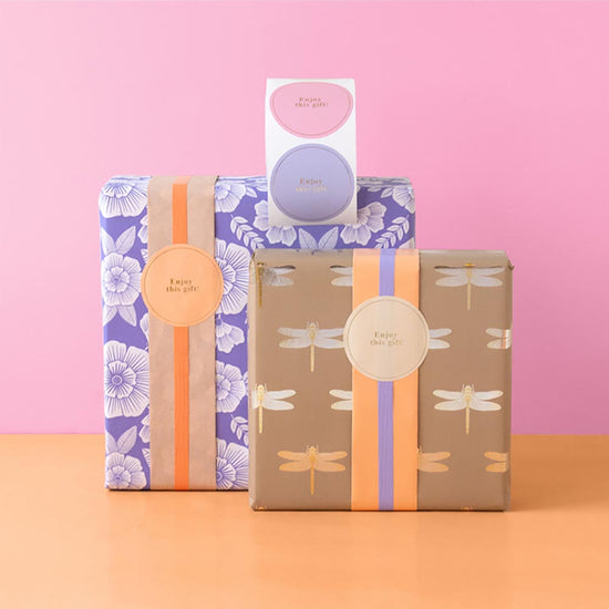 Cadeau de Noël tendance : Papier cadeau aux grosses fleurs violettes, emballage adulte chic et raffiné.