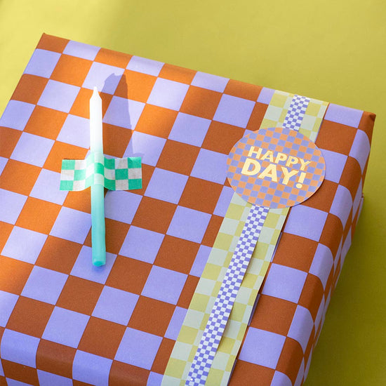 1 rouleau de papier cadeau damier orange : cadeau anniversaire adulte