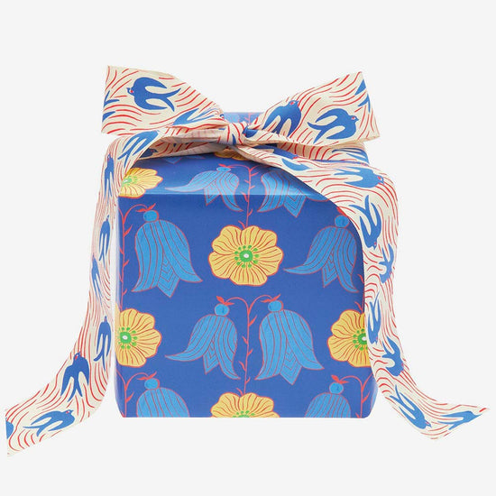 Emballage fleurs bleues pour déco d’anniversaire champêtre