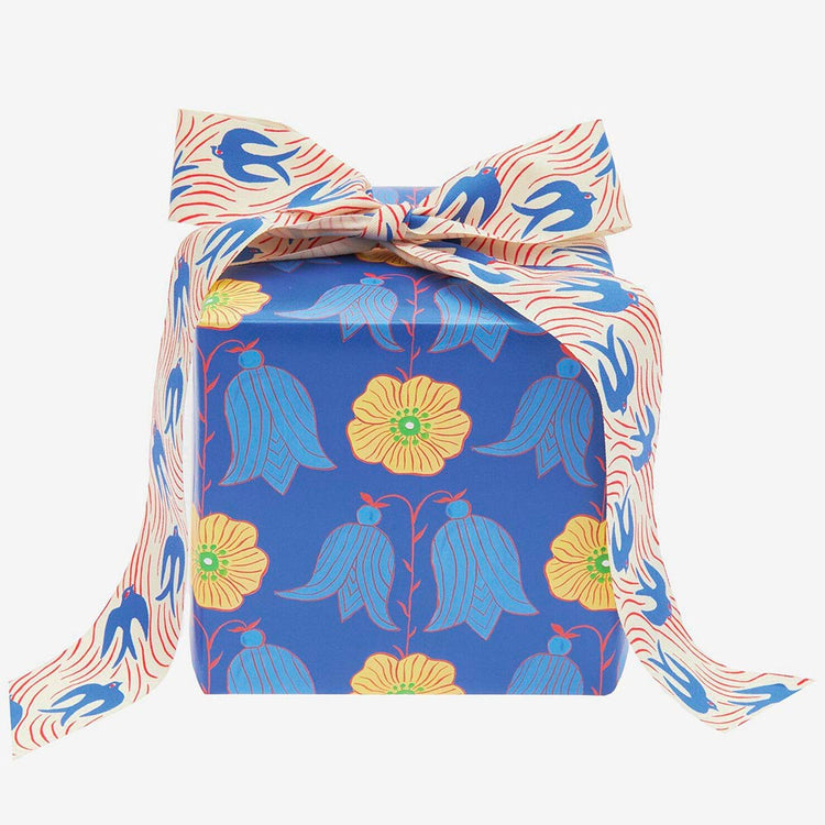 Emballage fleurs bleues pour déco d’anniversaire champêtre