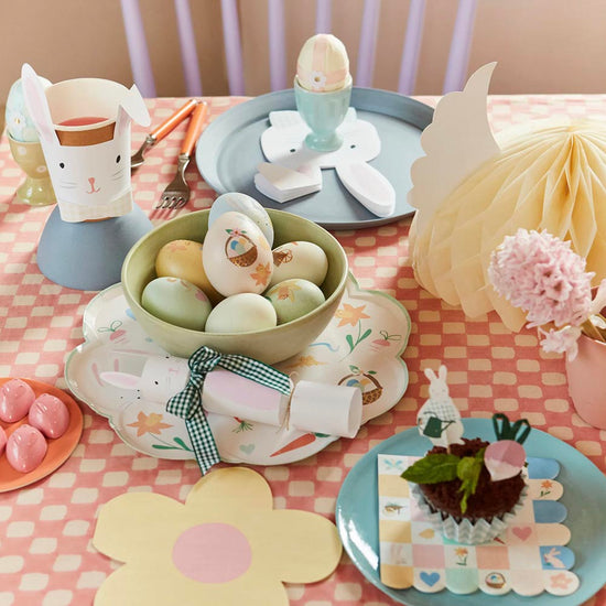8 assiettes en carton motifs de Pâques pour deco de table