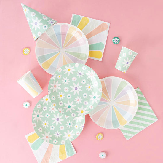 Servilletas de papel a rayas aguamarina: decoración de cumpleaños de primavera