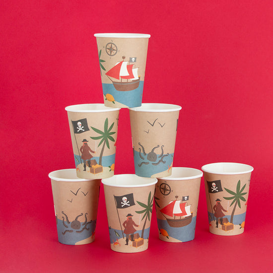 Vaisselle jetable anniversaire pirate : gobelet en carton pour la table de fête