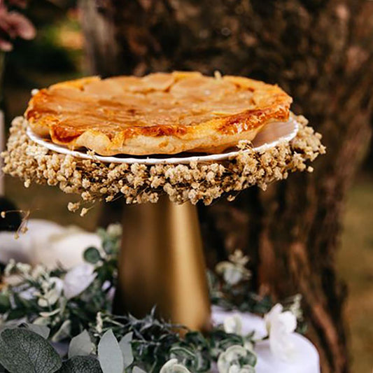 Présentoir à gâteau sur pied doré : decoration de table mariage