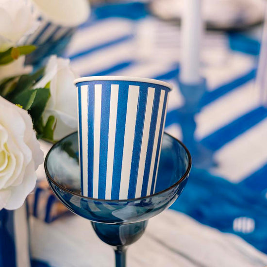 Vaisselle bleue rayée pour goûter bord de mer