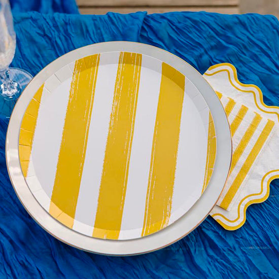 Assiettes jaunes à rayures pour une fête colorée