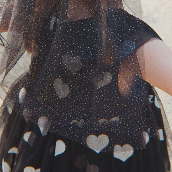 Robe noire à coeurs argentés : déguisement anniversaire enfant