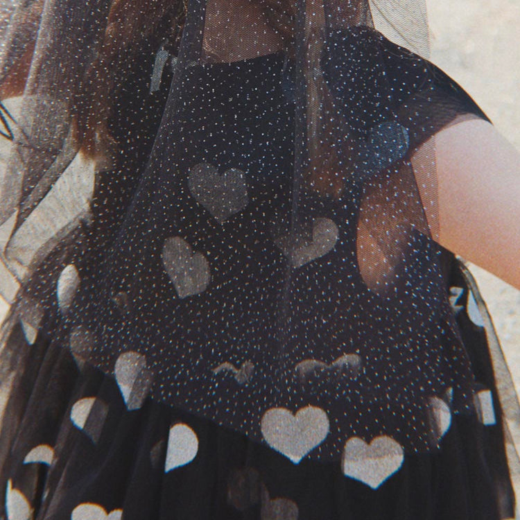 Robe noire à coeurs argentés : déguisement anniversaire enfant