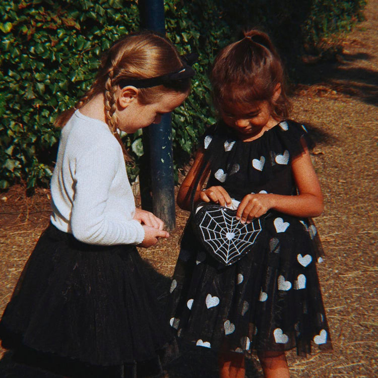 Robe noire à coeurs argentés : déguisement carnaval enfant