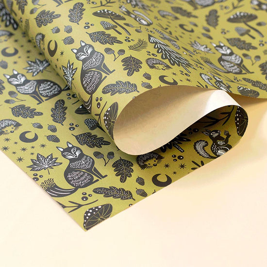 Emballage cadeau pour fête à theme automne avec rouleau papier animaux de la forêt