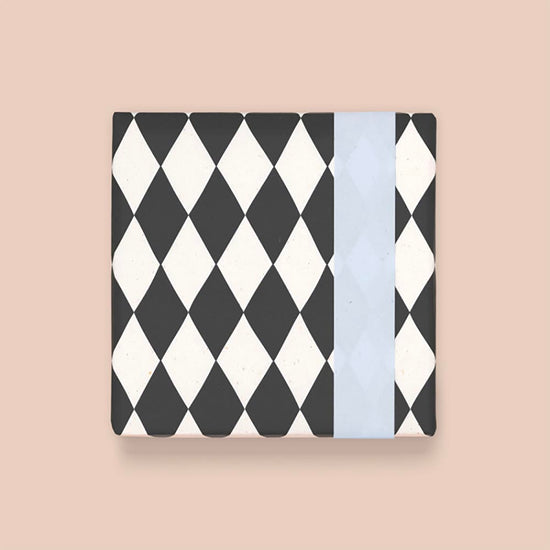 Emballage cadeau pour fête à theme cirque avec rouleau motif losanges noirs et blancs