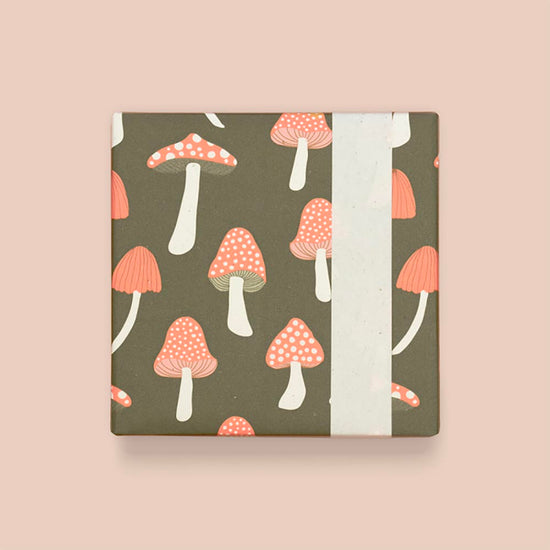 Emballage cadeau pour fête à theme automne avec rouleau papier champignon
