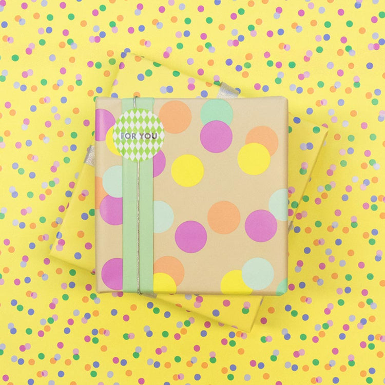 Papier cadeau : 1 rouleau gros confettis