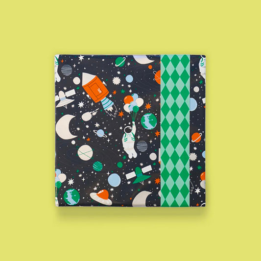 Emballage cadeau pour fête à theme cosmos avec rouleau papier astronaute