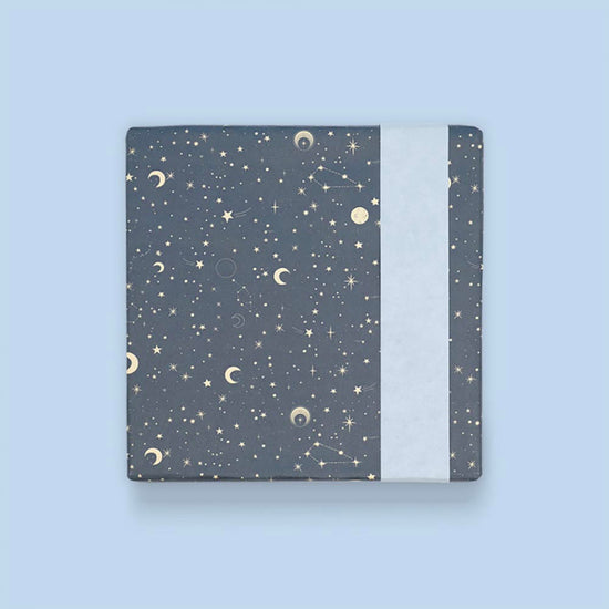 Emballage papier pour cadeau anniversaire à thème astrologie, astronaute