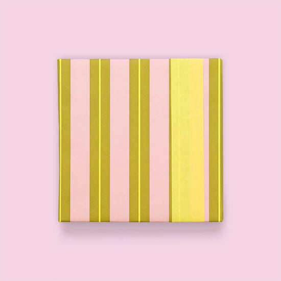 Emballage cadeau pour fête à themeavec rouleau motif rayures roses et vertes