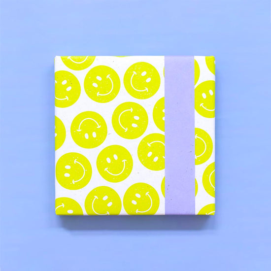 1 rouleau de papier cadeau smiley jaune fluo pour emballer les cadeaux