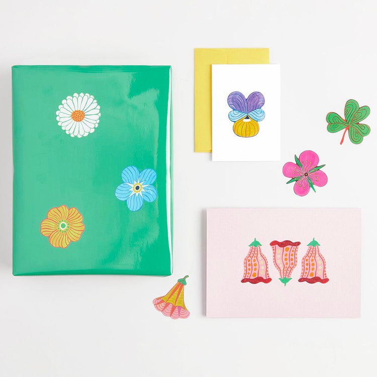 Fleurs autocollantes pour pochette cadeau ou atelier