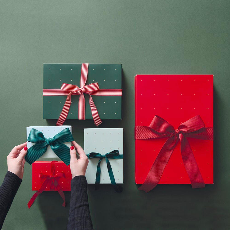 Ruban diagonales bordeaux et rouges pour emballer cadeaux de Noël