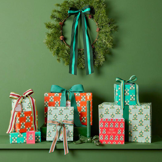 Ruban diagonales vertes pour emballer cadeaux de Noël