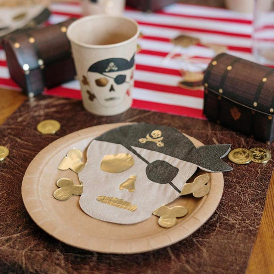 idée déco table anniversaire pirate : 16 serviettes pirate noir et doré 