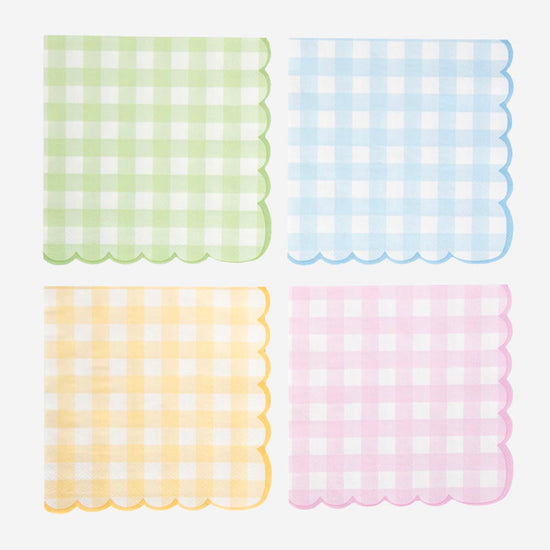 serviettes en papier vichy pour une table d'anniversaire retro et pastel