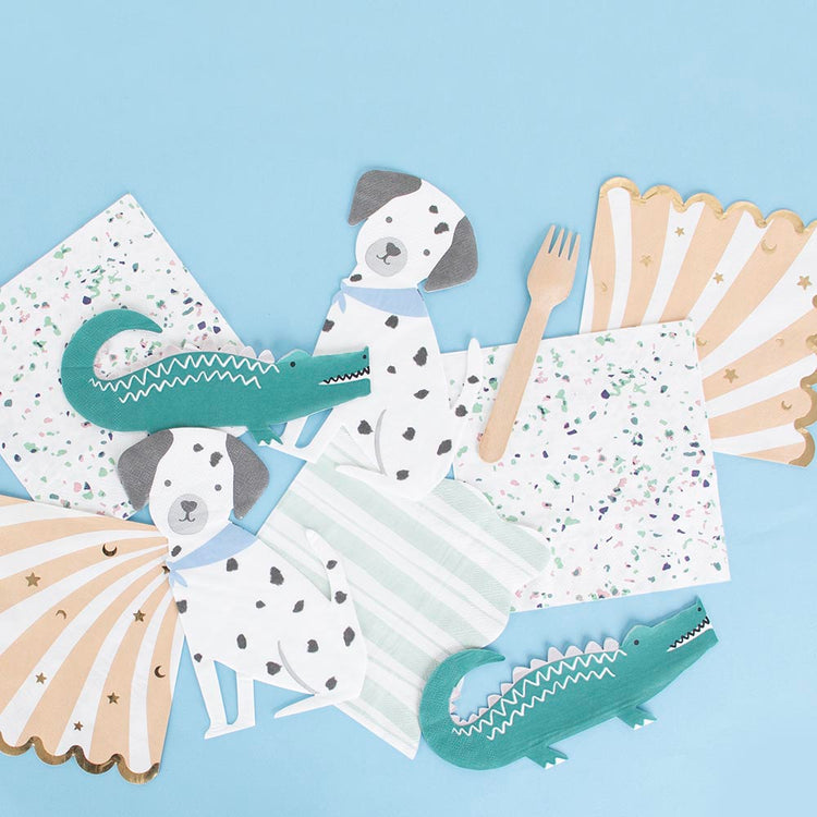 Crocodile-shaped paper napkins: jungle birthday decoration