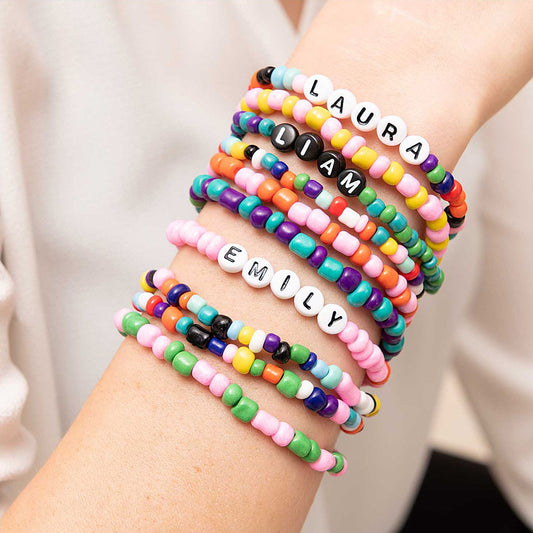 Braccialetti fai-da-te con perline numeriche e perline multicolori