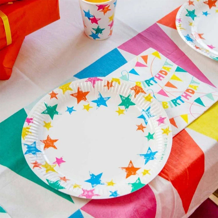 Décoration table d'anniversaire : assiettes blanches à étoiles multicolores 
