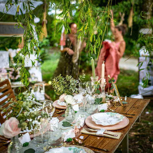 Decorazione della tavola di nozze di compleanno bohémien della foglia di eucalipto