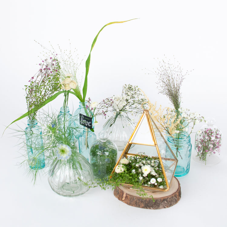 Idée de décoration mariage champêtre avec vases rétro et terrarium
