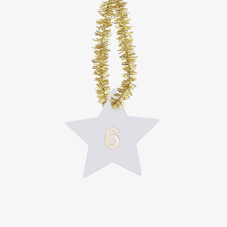 Etiquete estrellas blancas y doradas numeradas del 1 al 24 para el calendario de adviento de bricolaje