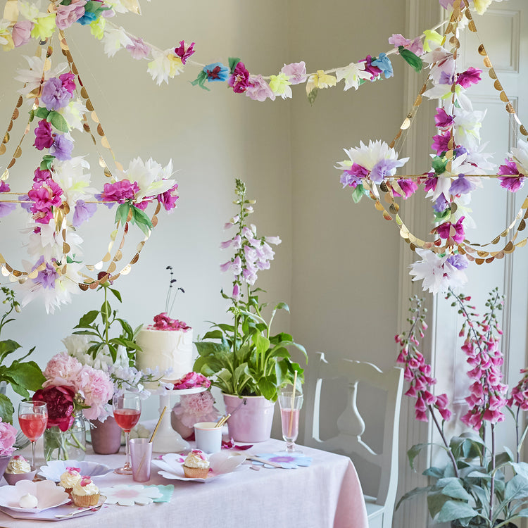 Déco de table champêtre meri meri avec guirlande et lustre fleuri